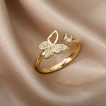 Bague acier inoxydable femme, avec un anneau fin et un papillon sur le dessus.