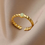 Bague acier inoxydable femme, avec un anneau fin et torsadé, et une pierre de couleur vert clair.