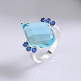 Bague aigue marine plaqué argent avec grosse pierre bleue et petites zircones bleues.