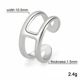 Bague ajustable en acier inoxydable de couleur argentée à double anneau et taille réglable.