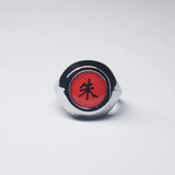 Bague Akatsuki avec l'anneau de couleur argent et une pierre rouge au centre avec un kanji noir.