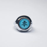 Bague Akatsuki avec l'anneau de couleur argent et une pierre bleue avec un kanji noir.