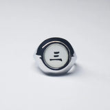 Bague Akatsuki avec l'anneau de couleur argent et une pierre blanche avec un kanji noir.