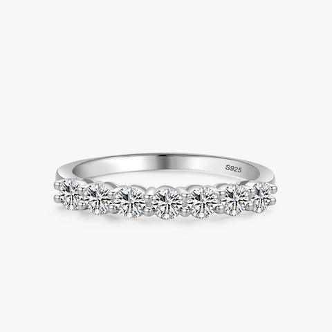 Bague alliance femme en argent 925 avec de jolis zircones rond sur le devant.