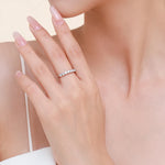 Main de femme portant élégamment la bague alliance femme en argent avec rangée de zircones.