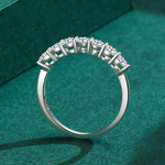 Bague alliance femme en argent sterling 925 avec 7 zircones ronds, vue de côté.