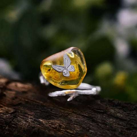 Bague ambre en argent 925 avec une ambre jaune décorée d'un petit papillon.