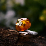 Bague ambre avec un anneau en argent 925 et une ambre marron décorée d'un petit papillon.