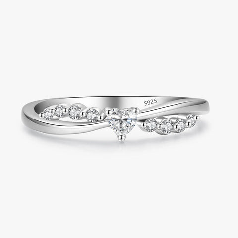 Bague anneau argent pour femme avec une pierre coeur et de petits zircons.