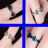 Gros plan sur des doigts portant une bague anti stress homme à chaîne tournante.