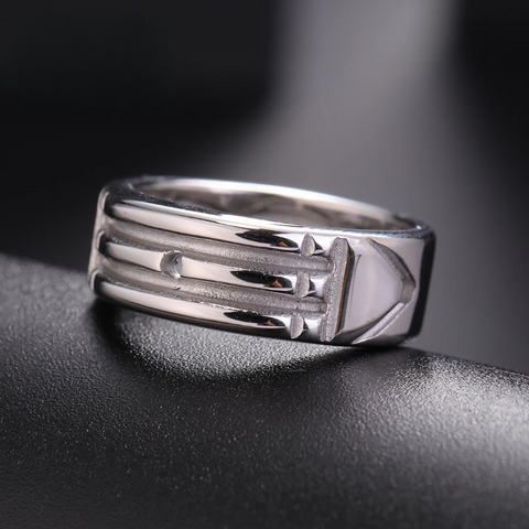 Bague atlante en acier argenté avec des lignes creusées sur l'anneau pour créer un motif.