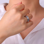 Femme portant une bague atlante argentée sur son annulaire.