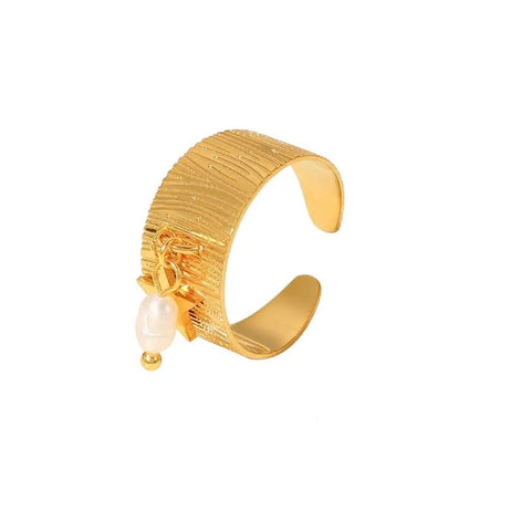 Bague avec breloque en acier doré avec un pendentif perle.
