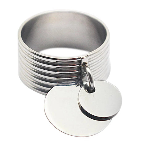 Bague avec médaille en acier inoxydable avec un anneau à relief.