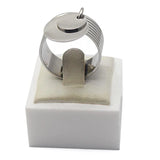 Bague avec médaille en acier argenté avec deux pendentifs ronds.