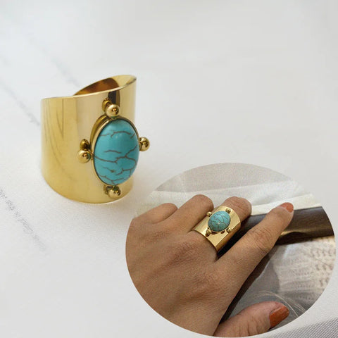 Bague bohème épaisse en acier inoxydable doré avec une pierre ovale turquoise.