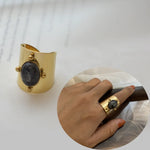 Bague bohème en acier inoxydable couleur dorée avec une pierre ovale noire.