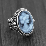 Bague camée bleue avec un anneau couleur argent et un visage de femme sculpté soigneusement.  