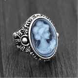 Bague camée bleue avec un anneau couleur argent et un visage de femme sculpté soigneusement.  