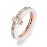 Bague céramique blanche avec un anneau doublé en acier inoxydable couleur rose gold serti de pierres.