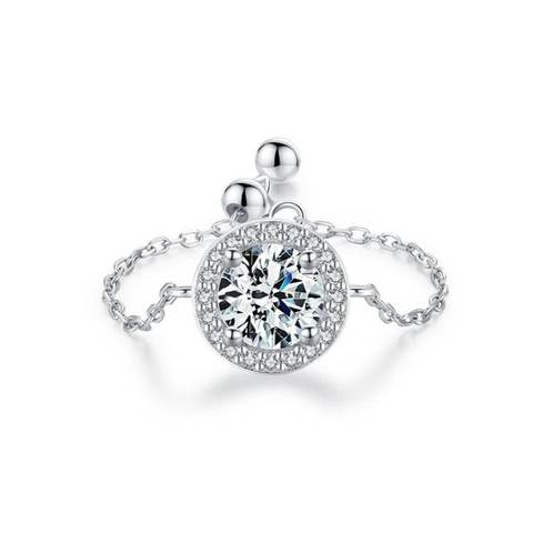 Bague chaîne de couleur argenté, avec un pendentif en forme de cercle serti de zircone.