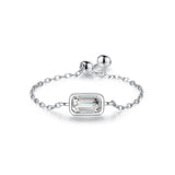 Bague chaîne de couleur argenté, avec un pendentif zircone rectangulaire.