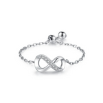 Bague chaîne de couleur argenté, avec un pendentif en forme de symbole de l'infini.