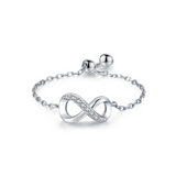 Bague chaîne de couleur argenté, avec un pendentif en forme de symbole de l'infini.