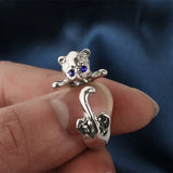 Bague chaton argent 925 tenue par 2 doigts, silhouette du chat bien visible