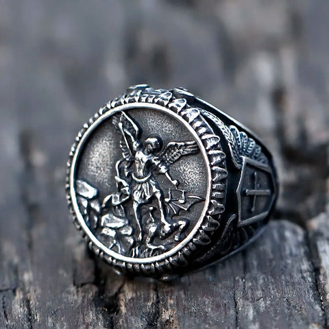 Bague chevalière pour homme en acier et titane avec motif ange.