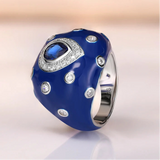 Bague chevalière femme en argent 925 avec un anneau bleu incrustés de zircones blancs et bleus.