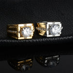  Bague chevalière homme dorée et une autre argentée, placées côtes à côtes. 
