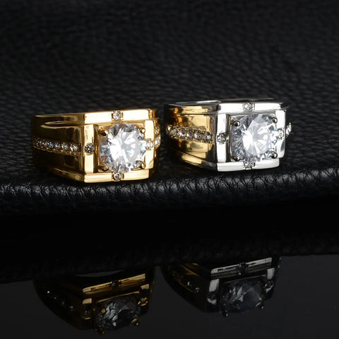  Bague chevalière homme dorée et une autre argentée, placées côtes à côtes. 