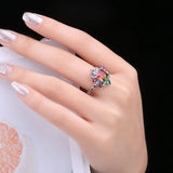 Bague cocktail portée sur le mùajeur d'une femme, bijou multicolore élégant en argent 925