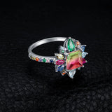 Bague cocktail en argent 925 vue de profil, anneau fin serti de pierres multicolores brillantes
