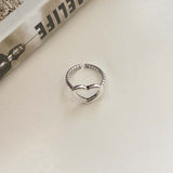 Bague cœur couleur argenté à taille réglable avec pendentif coeur creux.