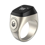 Bague connecté en métal avec un anneau couleur argent et un écran LED carré.
