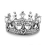 Bague couronne en argent avec des détails de cristaux et un design de couronne royal.