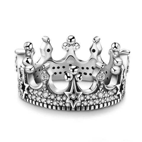 Bague couronne en argent avec des détails de cristaux et un design de couronne royal.