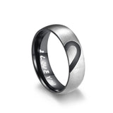 Bague de couple pour homme, couleur argentée et noir, avec un demi coeur à l'extérieur de l'anneau et "I Love You" à l'intérieur.