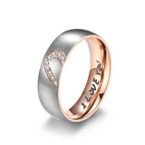 Bague de couple pour femme, couleur rose gold et noir, avec un demi coeur à l'extérieur de l'anneau et "I Love You" à l'intérieur.