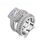 Bague de fiançailles et alliance assorties, les deux sont décorés de petits zircones et l'une possède une pierre centrale carrée.