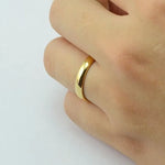 Bague de fiançailles homme couleur dorée posée sur l'annulaire.