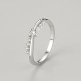 Bague de fiançailles originale en argent 925 avec pierre centrale en forme de coeur.