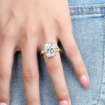 Main de femme portant une bague de luxe en argent sterling 925 avec une pierre moissanite rectangulaire.