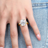 Main de femme portant une bague de luxe en argent sterling 925 avec une pierre moissanite rectangulaire.