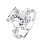 Bague de luxe en argent 925 couleur argenté avec une moissanite rectangle à griffes.
