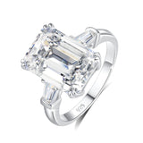 Bague de luxe en argent 925 couleur argenté avec une moissanite rectangle à griffes.