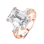 Bague de luxe en argent 925 couleur rose gold avec une moissanite rectangle et de petites pierres.