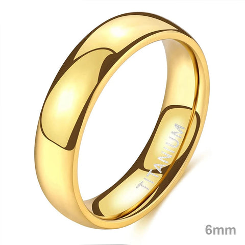 Bague mariage homme en titane 6 mm, de couleur dorée, avec l'inscription "TITANIUM" gravée à l'intérieur de l'anneau.